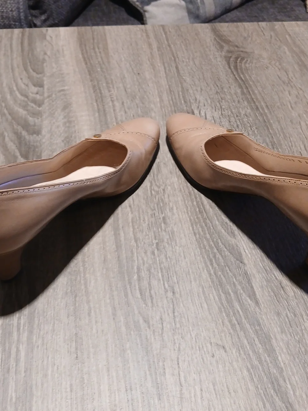 Salvatore Ferragamo Beige Leather Pumps